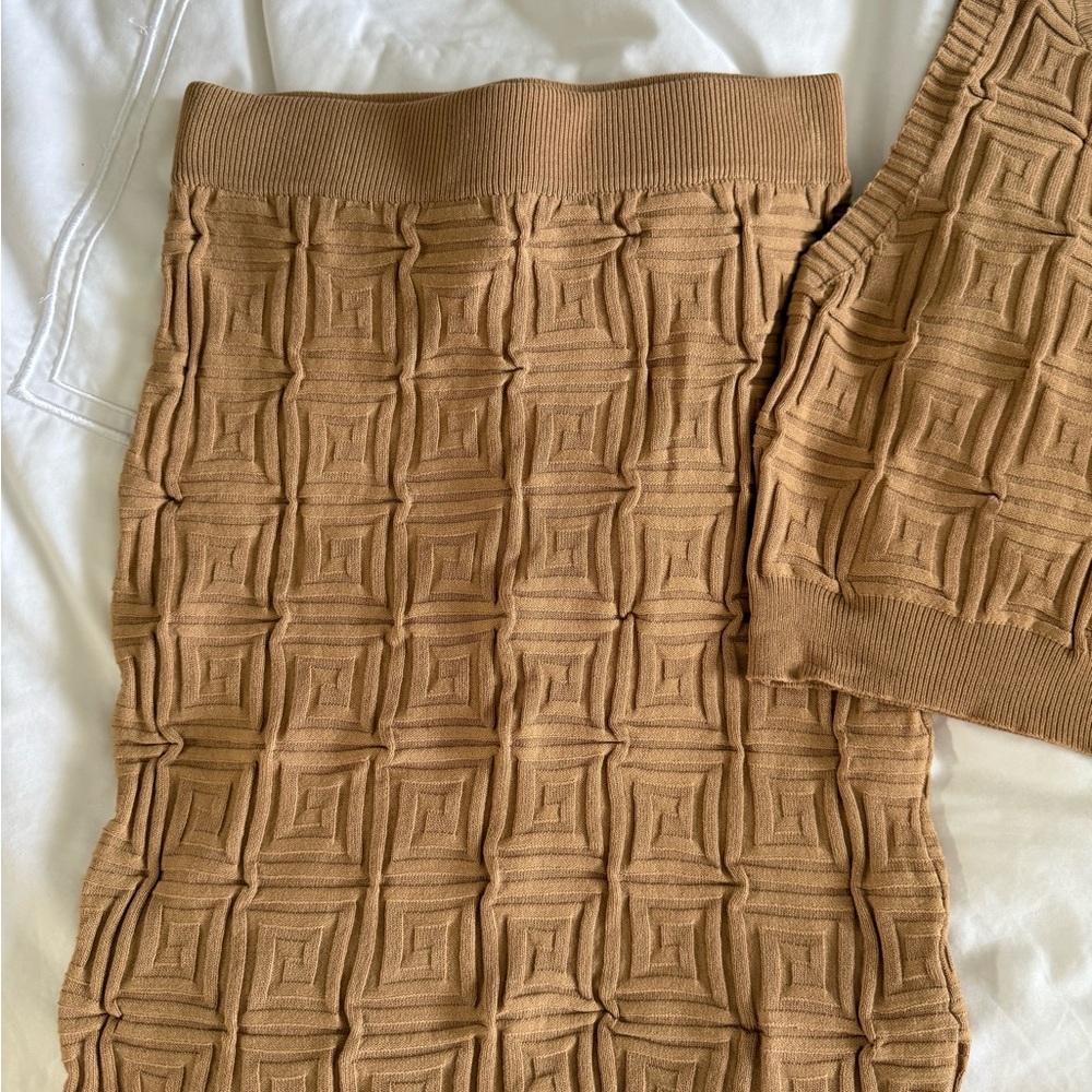 Elegant Tan Knit Skirt - Picture 3 of 4
